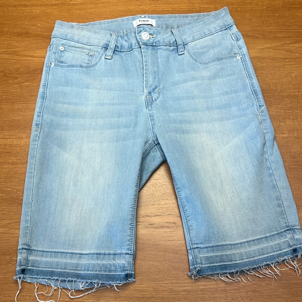 Kensie Jeans Bermuda Stretch Denim Shorts Fray Hem, 5 Pocket, 9” Rise, Size 6/28